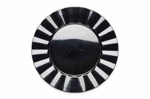 ROUND BLACK RUFFLE LACQUER CHARGER
