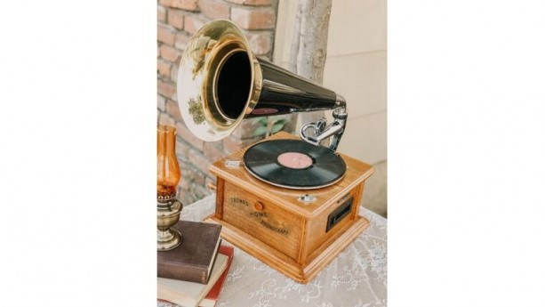 Metal Horn Phonograph